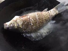 锅里放油，撒适量盐，鲫鱼放入锅中