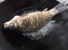 锅里放油，撒适量盐，鲫鱼放入锅中