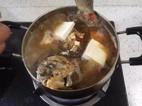 煮开，换一个锅，将豆腐切小块放入锅中