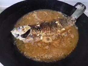 准备一碗清水，将鱼齐平即可