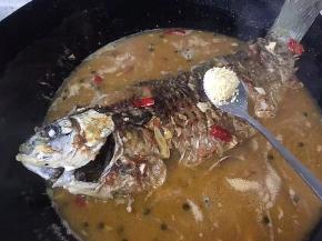 准备一勺鸡精，红尖椒切段放入