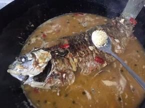 准备一勺鸡精，红尖椒切段放入