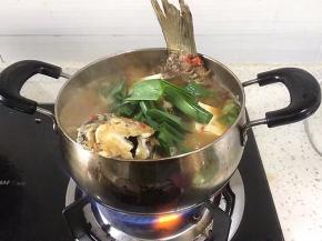 将大蒜洗净切小放入。