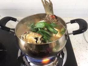 将大蒜洗净切小放入。