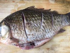 用刀在鲫鱼两面划几刀