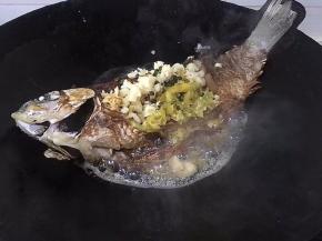 将花椒粒洗干净撒十几颗上去