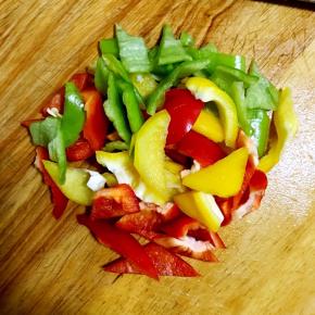 青红黄椒切滚刀块