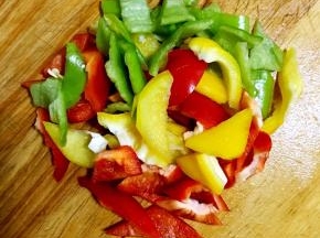 青红黄椒切滚刀块