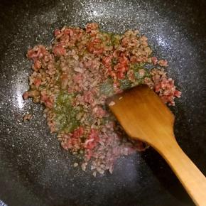 油热后加入牛肉