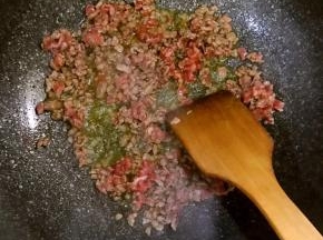 油热后加入牛肉