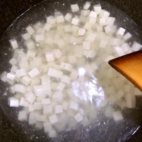 沸水中加入少许盐，煮一分钟左右