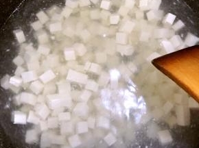沸水中加入少许盐，煮一分钟左右