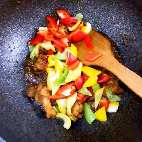 待汤汁浓稠时候加入青红椒，并大火收汁