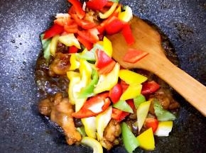 待汤汁浓稠时候加入青红椒，并大火收汁