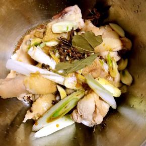 捞出后加入葱姜蒜，料酒，生抽，花椒，八角，香叶，肉桂，盐抓拌按摩并腌制至少半小时