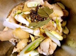 捞出后加入葱姜蒜，料酒，生抽，花椒，八角，香叶，肉桂，盐抓拌按摩并腌制至少半小时