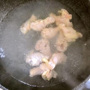 锅中烧开水，放入翅根煮几分钟