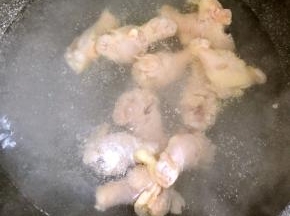 锅中烧开水，放入翅根煮几分钟
