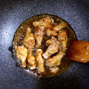 加入啤酒，再加入适量生抽，几滴老抽，翻拌均匀，小火入味