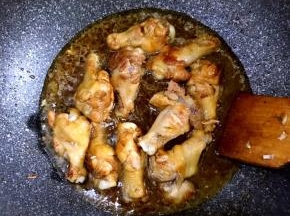 加入啤酒，再加入适量生抽，几滴老抽，翻拌均匀，小火入味