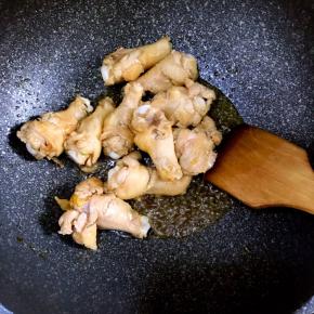 待冰糖融化，周边有小泡沫时候，倒入翅根，翻拌上色