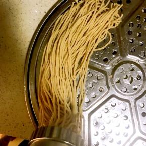 和面方法请参照莜面系列菜谱，面和开水的比例基本是1:1，一定要用开水和面！和好后取一部分放入压面器中，压成细条状，放入蒸屉