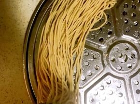 和面方法请参照莜面系列菜谱，面和开水的比例基本是1:1，一定要用开水和面！和好后取一部分放入压面器中，压成细条状，放入蒸屉