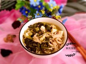 讲蒸熟的饸烙放入碗中，浇入煮好的汤料可以开吃了，满满的小时候的味道