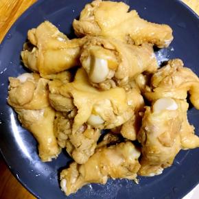 将腌制好的翅根挑出装盘