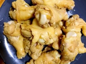 将腌制好的翅根挑出装盘