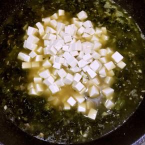 待煮沸时候加入豆腐，小火慢煮让豆腐入味！