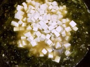 待煮沸时候加入豆腐，小火慢煮让豆腐入味！