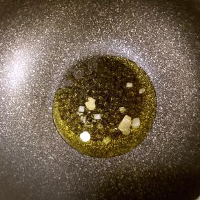 锅中热油，加入适量冰糖，要小火，免得熬焦