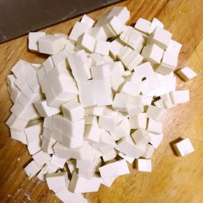 下面说一下汤料的做法，嫩豆腐切小块