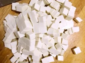 下面说一下汤料的做法，嫩豆腐切小块