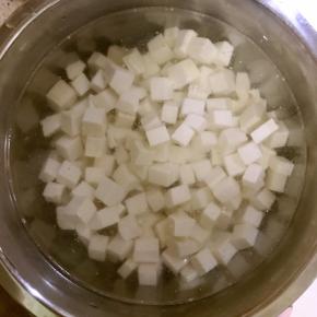 放入凉水中过凉