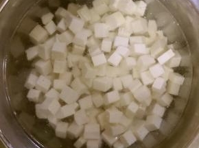 放入凉水中过凉