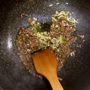 待牛肉变色后加入葱姜蒜，十三香及生抽因为雪里蕻是咸的，还要加入高汤，所以无需放盐