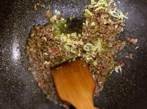 待牛肉变色后加入葱姜蒜，十三香及生抽因为雪里蕻是咸的，还要加入高汤，所以无需放盐