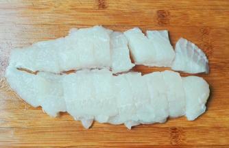 冷冻巴沙鱼解冻好切小块