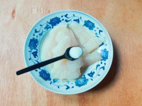 放一小勺盐腌制五分钟，倒掉腌制渗出的水