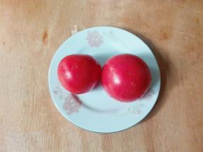 两个番茄洗净，不要去皮