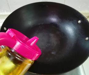 锅热倒食用油