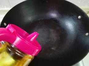 锅热倒食用油
