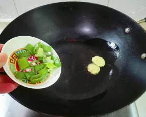 放姜片葱小火煎香