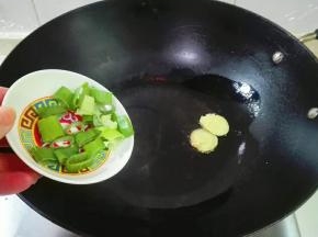 放姜片葱小火煎香