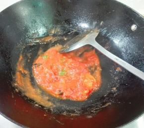 用锅铲压碎炒成汁