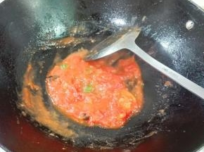 用锅铲压碎炒成汁