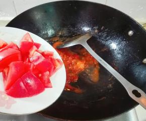 再放剩下的一半番茄翻炒几下