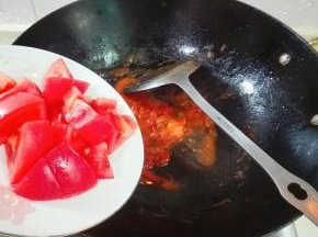 再放剩下的一半番茄翻炒几下